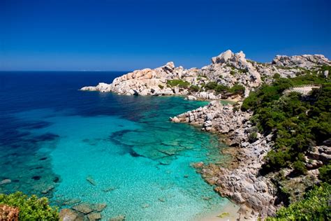 tettona sarda|Le 10 spiagge per nudisti più belle della Sardegna